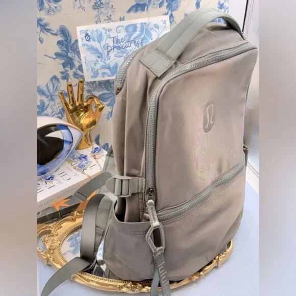🆕 lululemon athletica 🧿 NWOT New Crew Backpack, Bay Leaf (Olive Green) - 22L - Picture 2 of 12